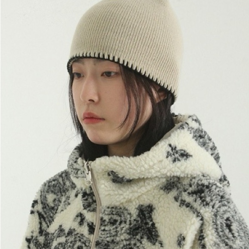 low classic beanie with black trim